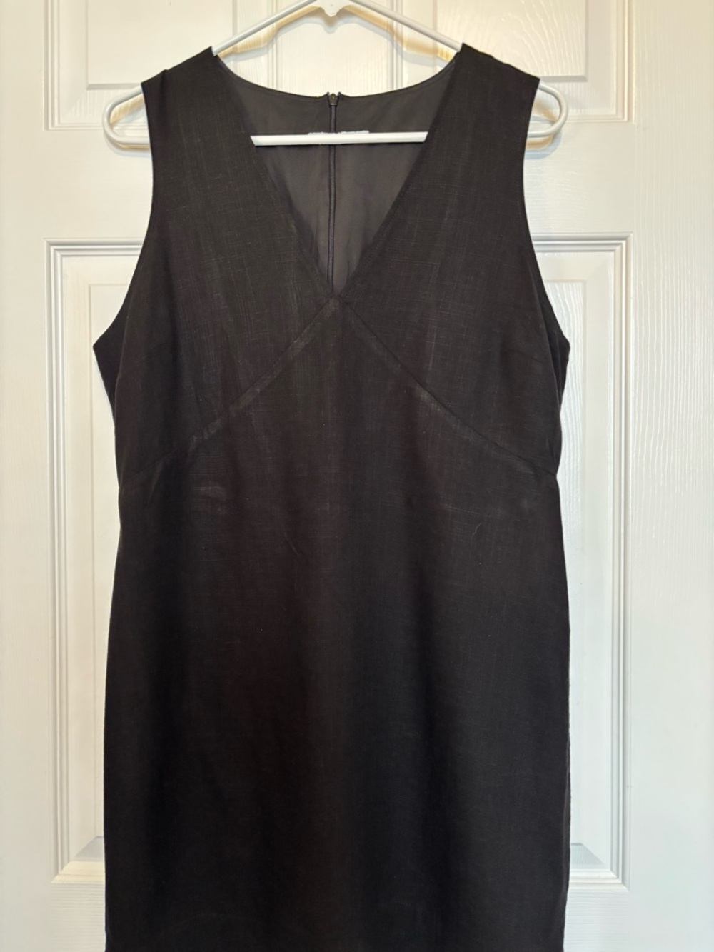 Chartou Classic Sleeveless V-Neck Black Shift Dress